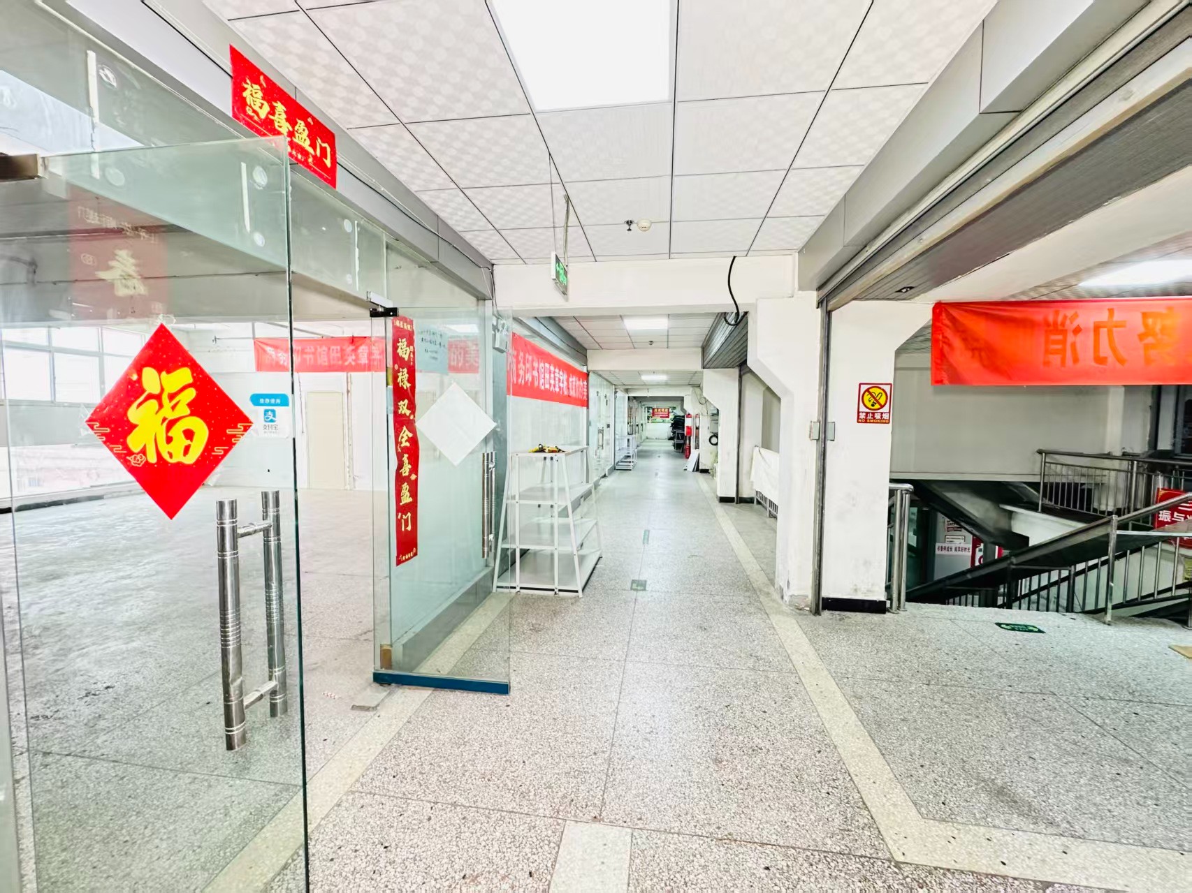 八孔窑街灵活办公空间，满足企业不同发展阶段需求 ✨ 商业配套完善，助力企业快速成长 ✨ AI产业资源链接，共建创新生态 ✨ 办公、展示、运营一体化空间  现在入驻，抢占AI产业发展新赛道！