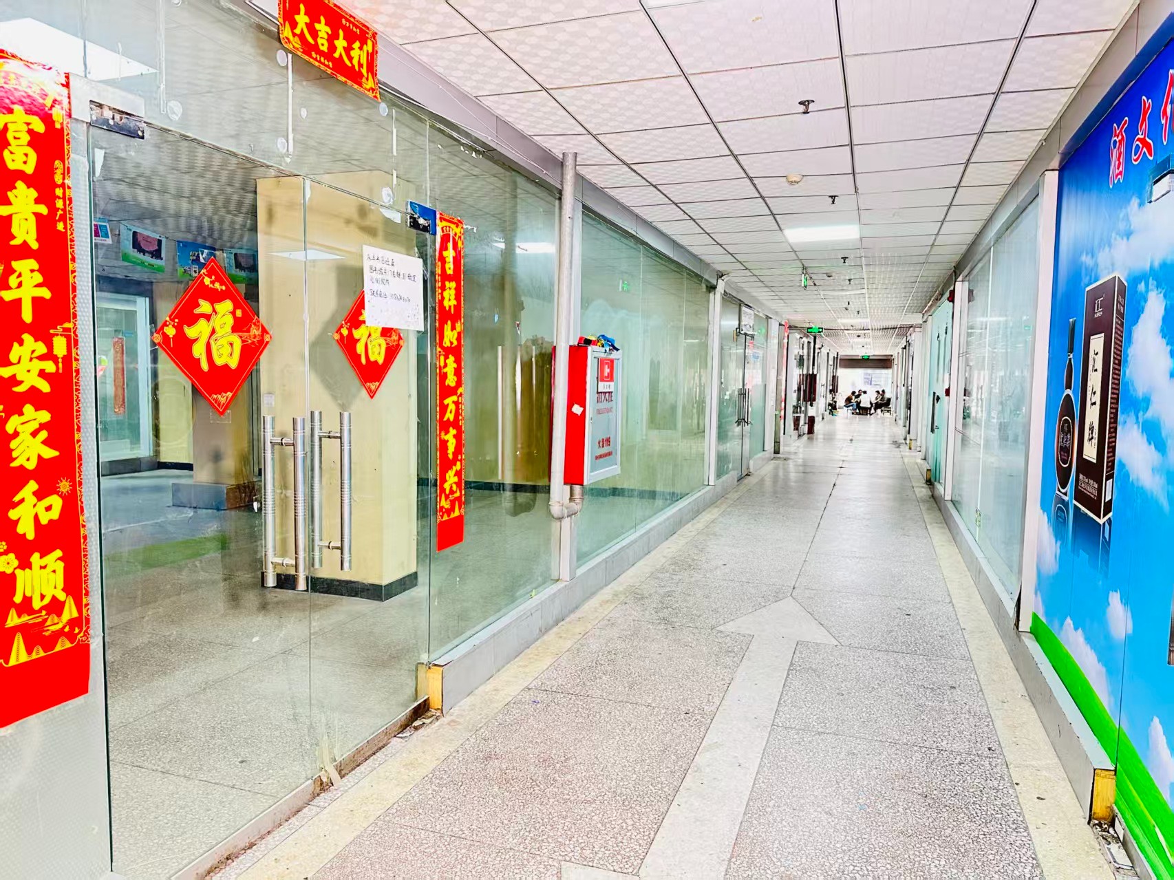 八孔窑街园区位于洛阳市老城区春都路商贸核心区域，周边商业氛围成熟，交通便利，配套完善。依托传统副食品商贸资源，园区具备良好的经营基础和人气优势，是企业办公、商品展示、批发零售及创业发展的理想选择。