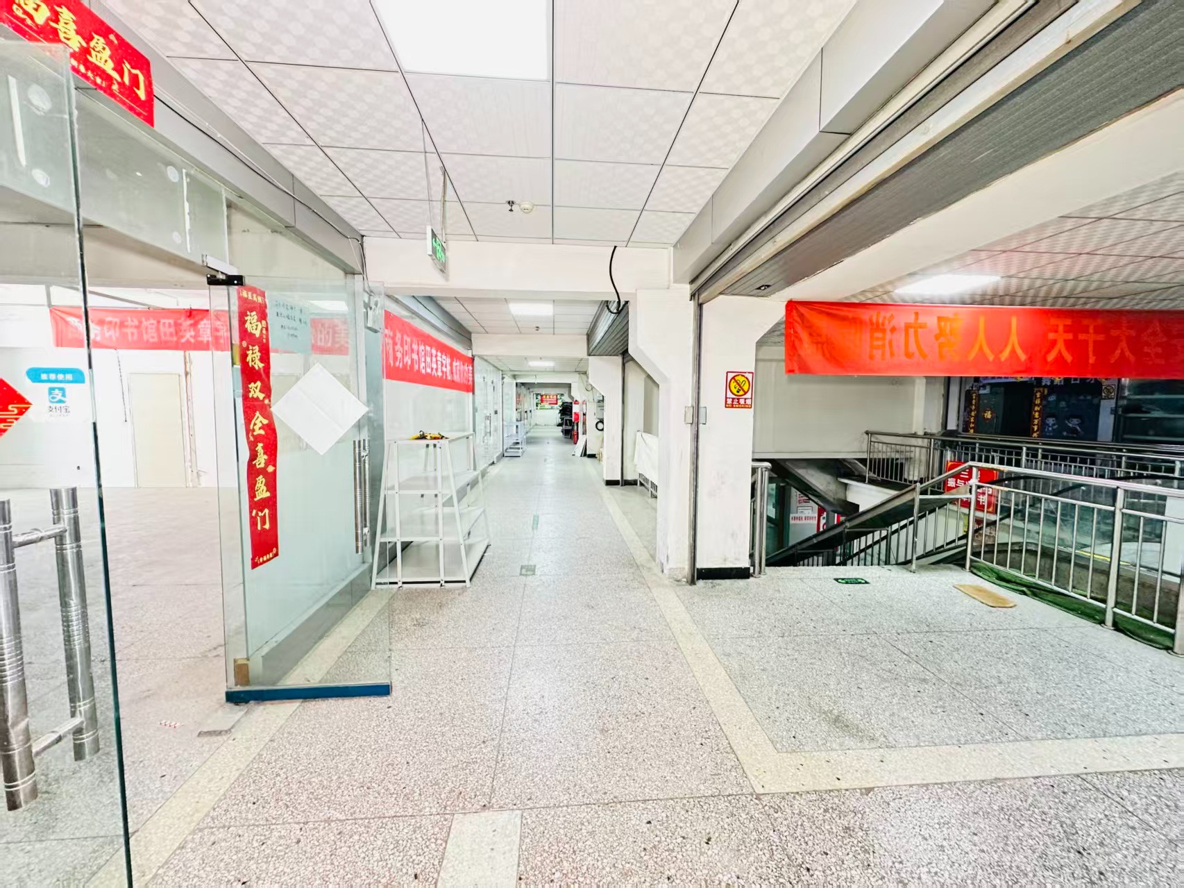 八孔窑街引入人工智能技术应用场景，推动AI与商业、零售、电商、企业服务等领域融合发展。