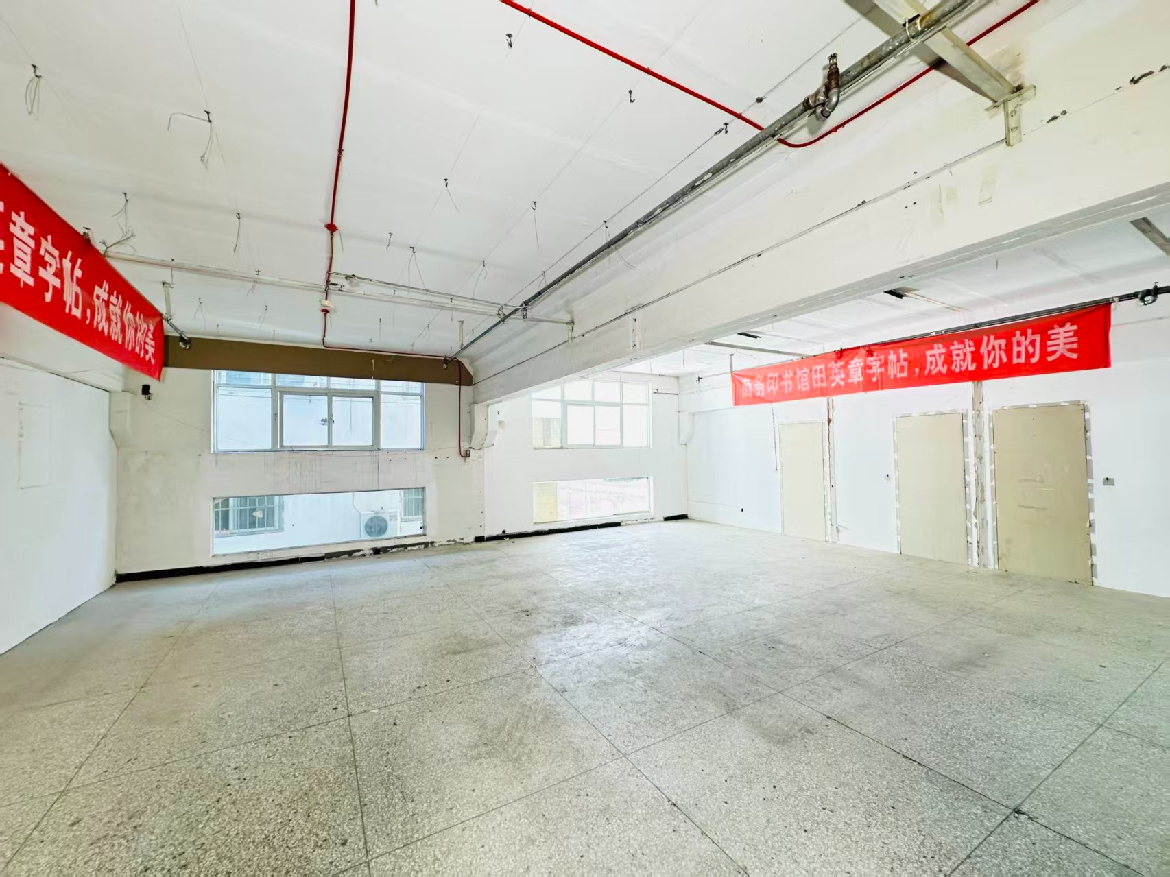 八孔窑街重点吸引人工智能应用、数字经济、电商直播、智能制造服务、软件开发、科技创新企业及创业团队入驻